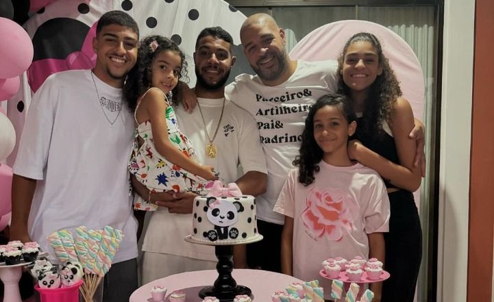 Adriano Imperador posta foto com filhos e impressiona fãs