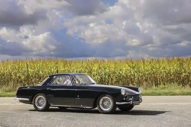 Ferrari de Angelina Jolie é colocada à venda em leilão de Paris