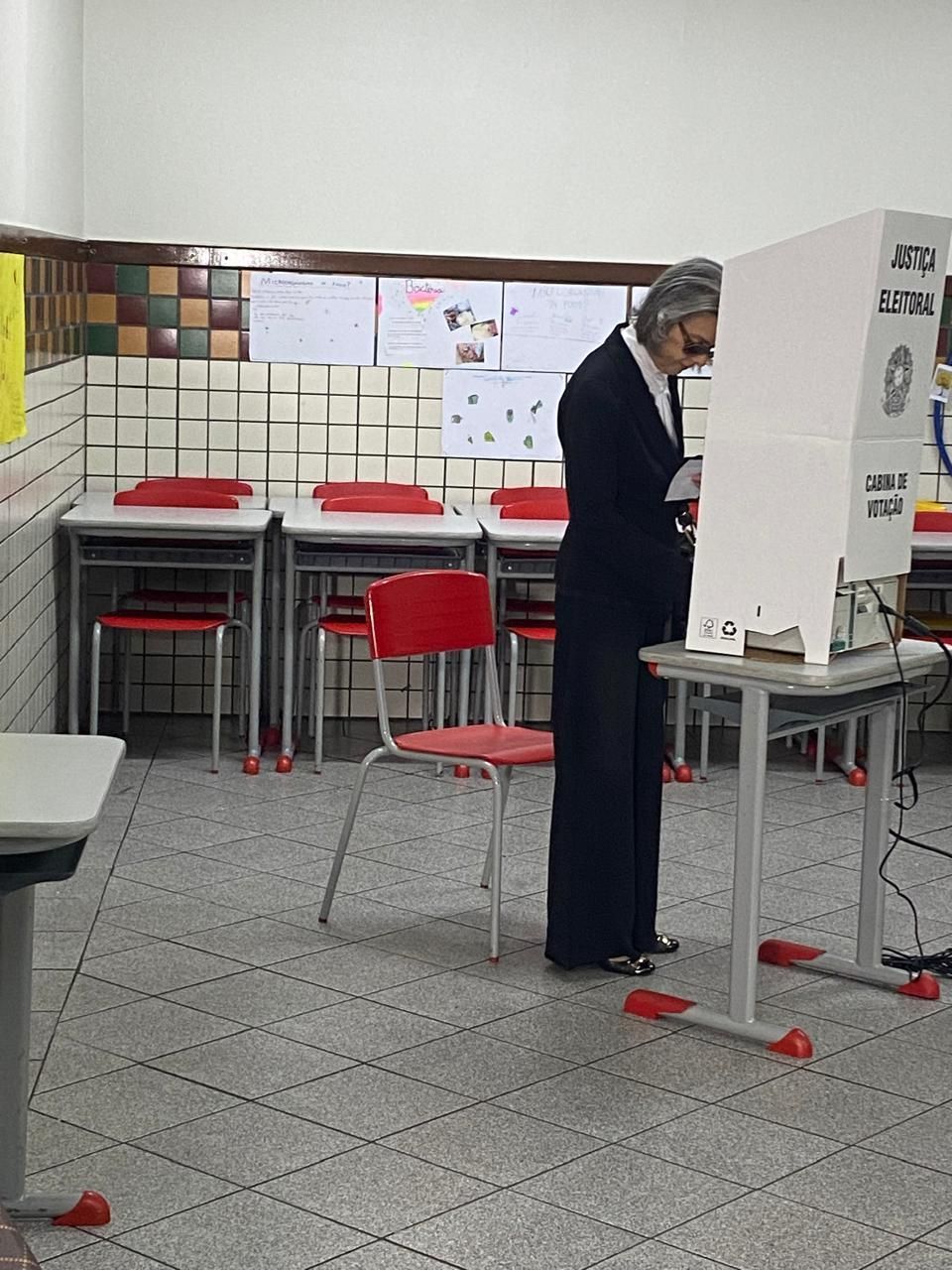 Ministra do STF e presidente do TSE, Carmen Lucia enfrenta fila e vota em BH