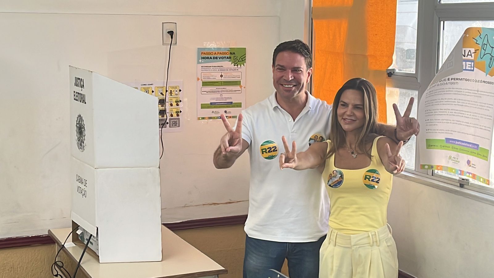 Acompanhado de Bolsonaro, Ramagem vota no RJ e mostra confiança em segundo turno