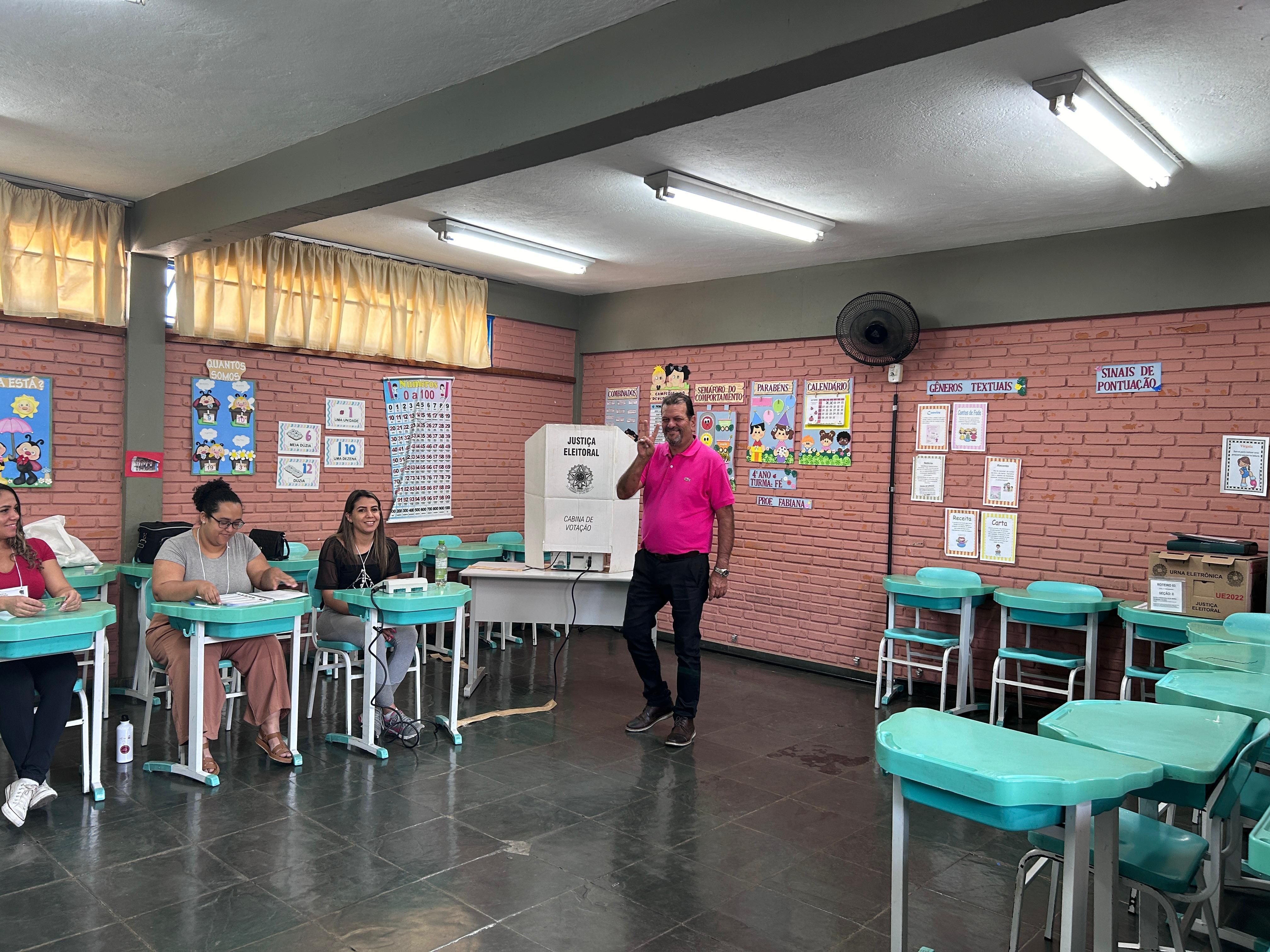 Com apoiadores, José Wilson vota em Vespasiano e diz ter 'expectativas muito boas'