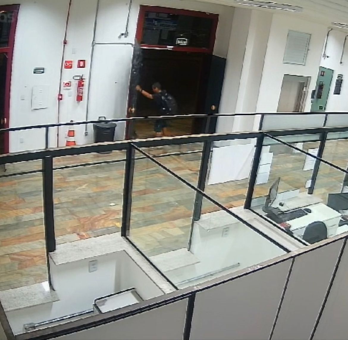 Homem é preso após quebrar porta na Rodoviária de Ouro Preto