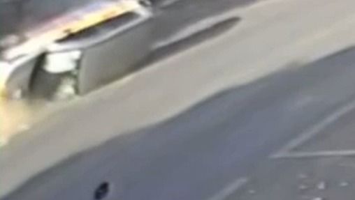 Vídeo: mulher capota carro de autoescola em Minas Gerais