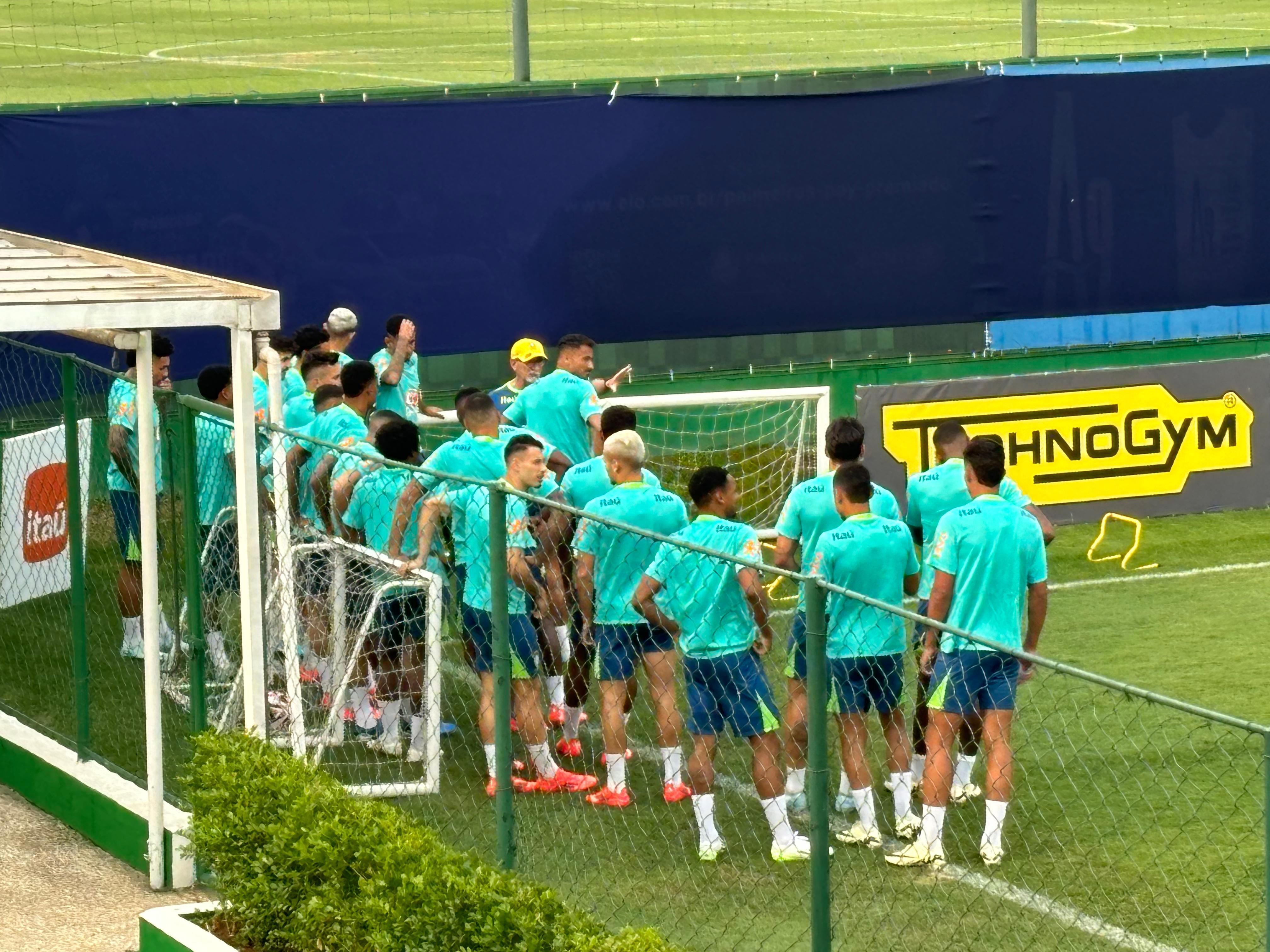 Dorival trabalha com elenco completo da Seleção em treino no CT do Palmeiras