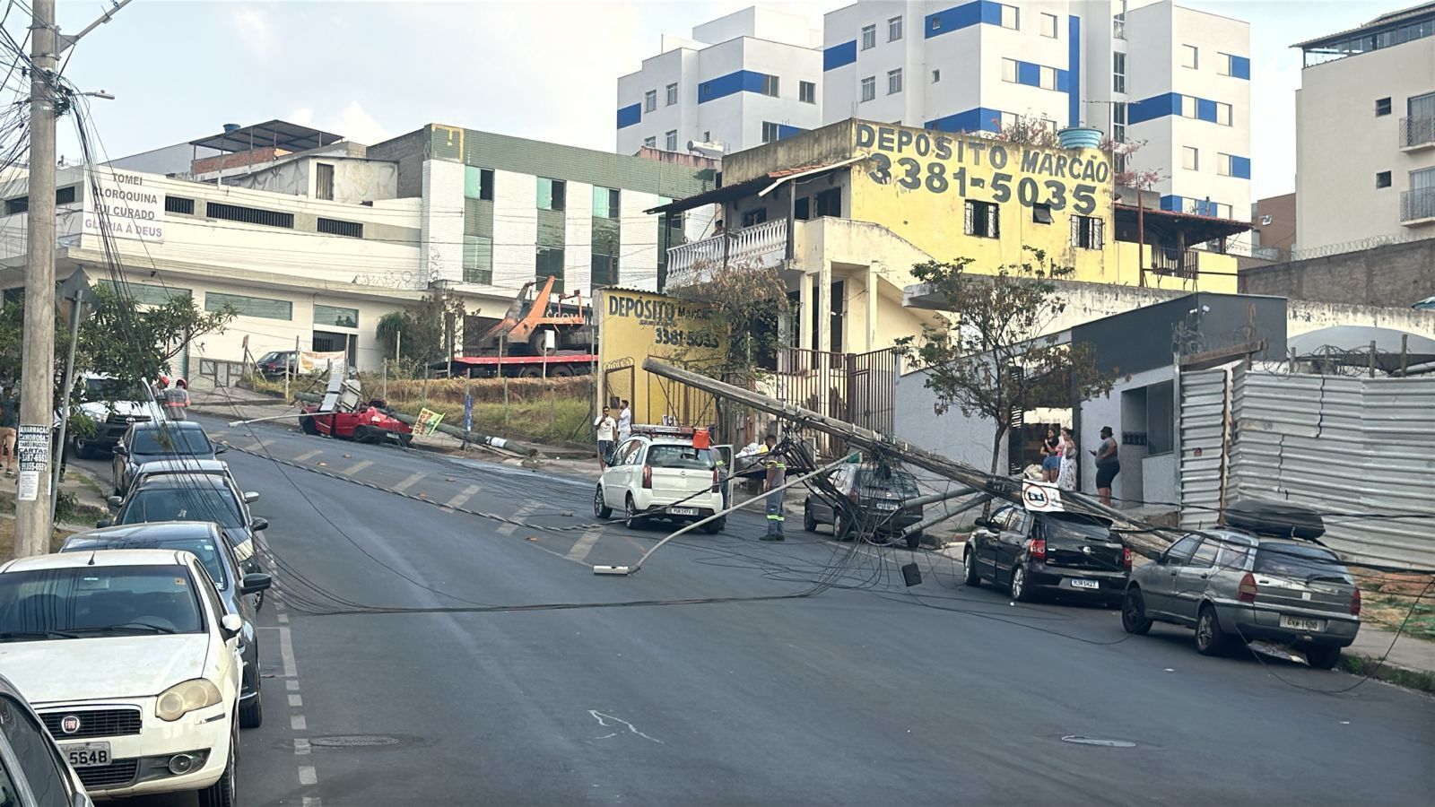 Caminhão de reboque se enrosca em fios e derruba postes sobre dois carros no Barreiro, em BH