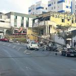Caminhão de reboque se enrosca em fios e derruba postes sobre dois carros no Barreiro, em BH
