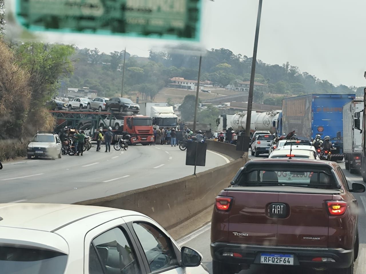 Motorista causa acidente e é espancado por populares na Rodovia Fernão Dias, na Grande BH