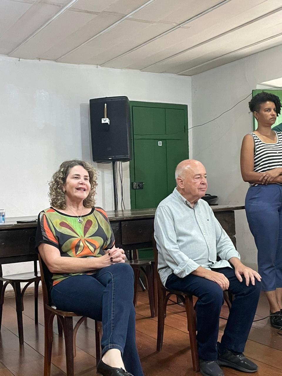 Angelo Oswaldo e Regina Braga celebram reeleição em coletiva de imprensa