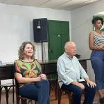 Angelo Oswaldo e Regina Braga celebram reeleição em coletiva de imprensa