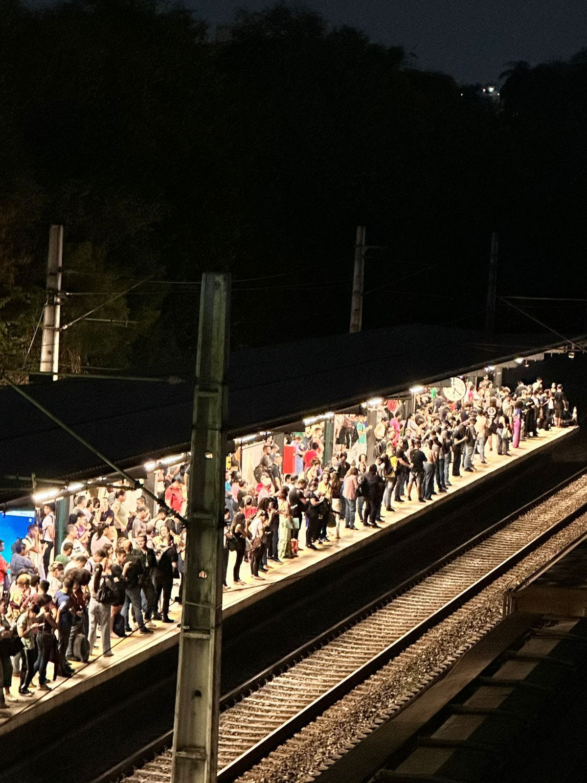 Trem do metrô de BH dá problema, causa superlotação e estação é fechada nesta quarta (9)
