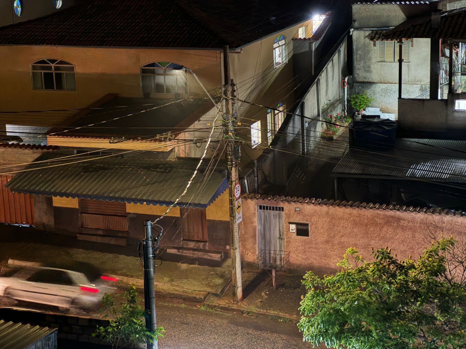 Após calorão e ventania, chove em BH na noite desta quarta-feira (9)