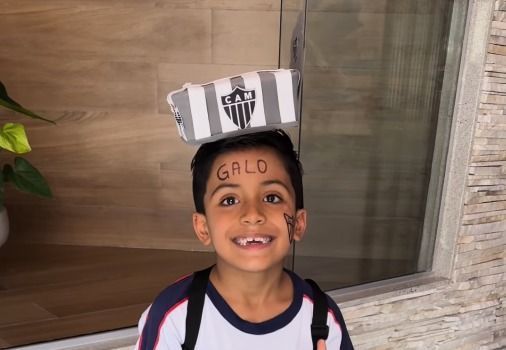 Mini atleticano viraliza ao homenagear Arena MRV no 'dia do cabelo maluco'