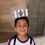 Mini atleticano viraliza ao homenagear Arena MRV no 'dia do cabelo maluco'