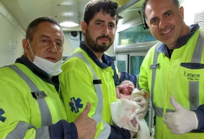 Mulher entra em trabalho de parto e bebê nasce na Fernão Dias, no Sul de Minas