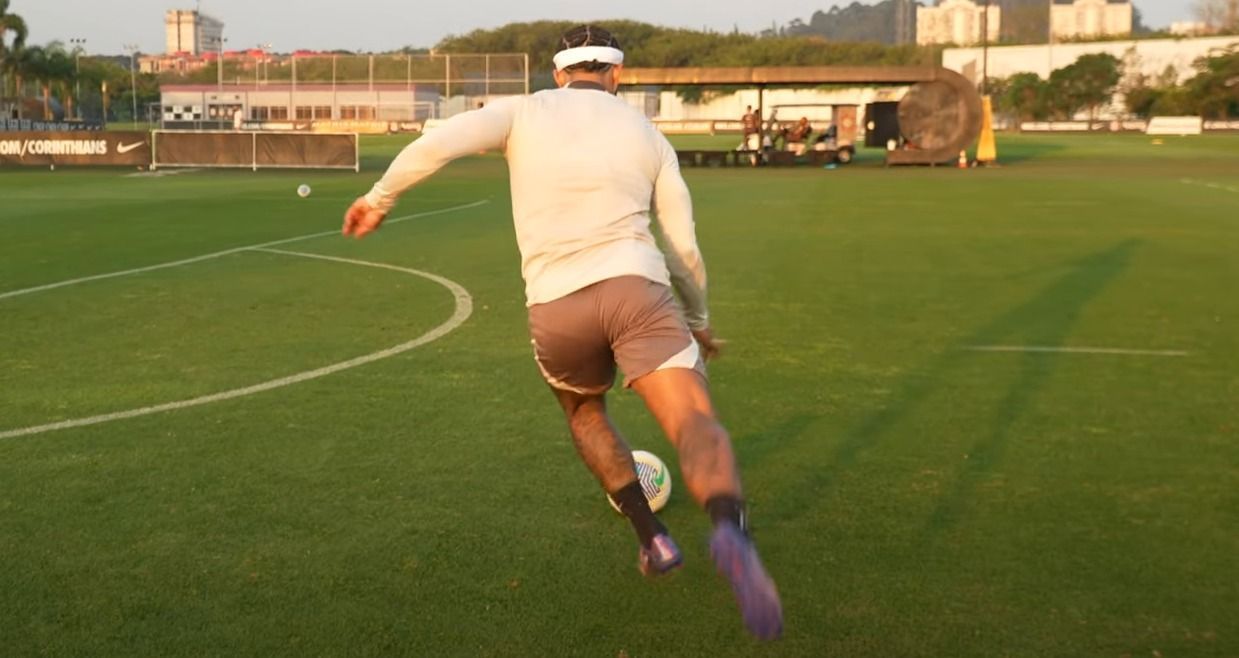 Memphis 'previu' gol contra o Athletico em treino do Corinthians; veja vídeo