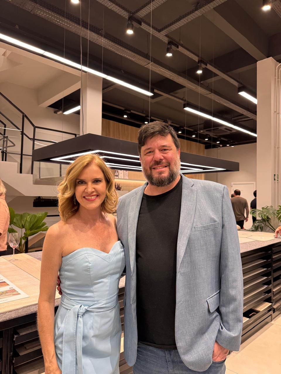 Eduarda Correa recebe convidados para noite de autógrafos