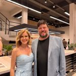 Eduarda Correa recebe convidados para noite de autógrafos
