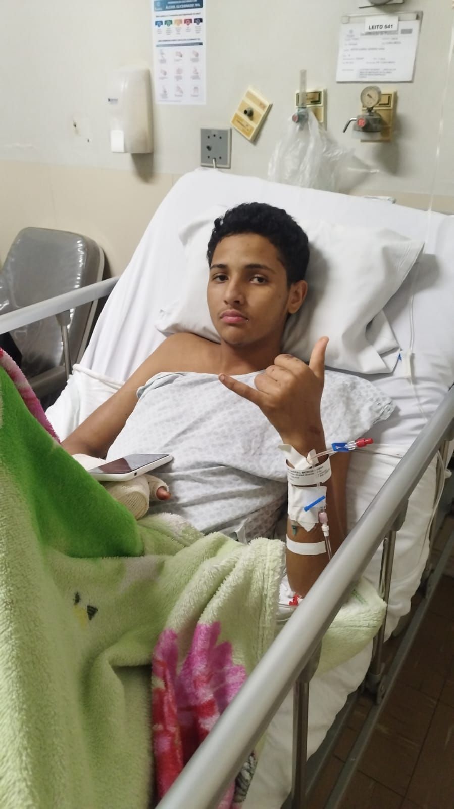 'Vou trabalhar, quero viver': adolescente atleticano tem pernas amputadas; família faz vaquinha para próteses