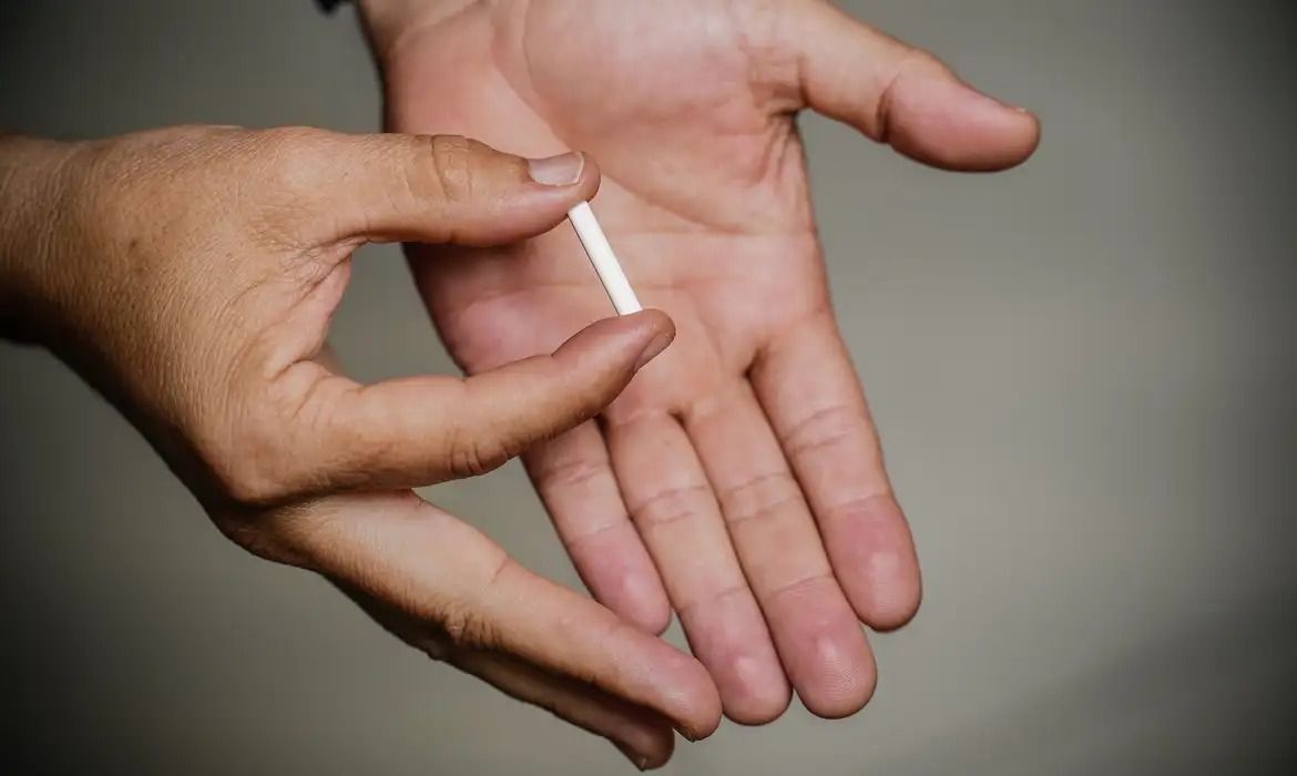 O que é o 'chip da beleza'? Especialista esclarece uso, efeitos e contraindicações