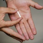 'Chips da beleza': Anvisa atualiza regras sobre uso de implantes hormonais