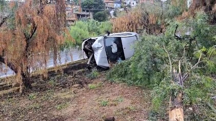 Vídeo: motorista perde o controle de carro, atinge árvore e veículo fica destruído em grande avenida de BH