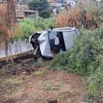 Vídeo: motorista perde o controle de carro, atinge árvore e veículo fica destruído em grande avenida de BH