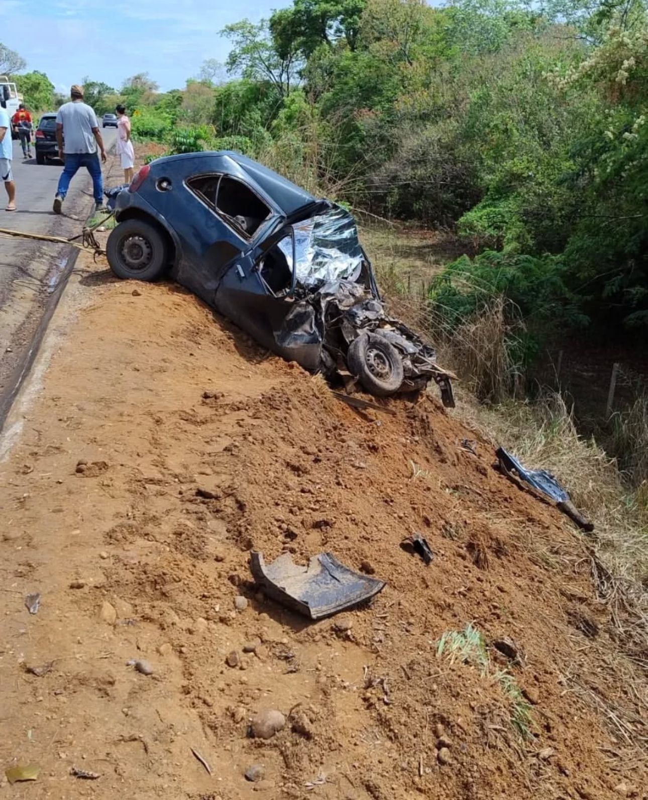 Colisão entre carro e caminhão mata casal e duas crianças na MG-674, no Norte de Minas