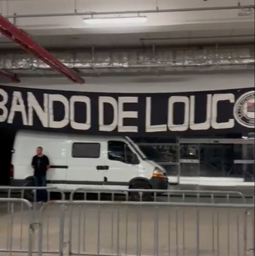 Corinthians x Flamengo: delegação do Fla é recebida com 'apagão' e hino do rival