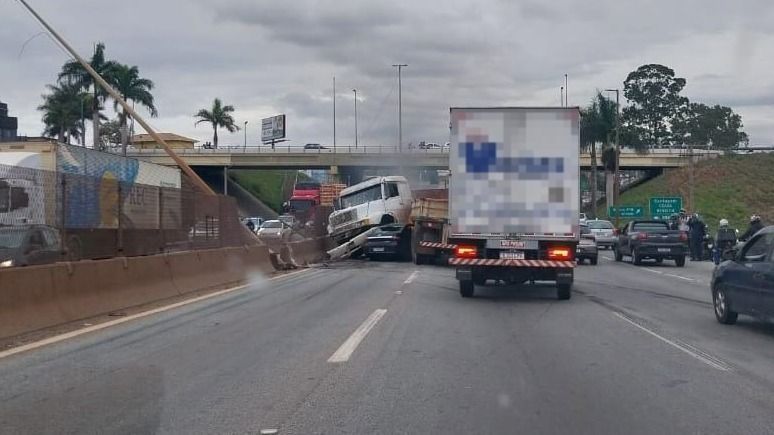 Carreta fica em 'L' em acidente com carro e interdita a Fernão Dias em Betim