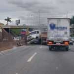 Carreta fica em 'L' em acidente com carro e interdita a Fernão Dias em Betim