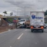 Carreta fica em 'L' em acidente com carro e interdita a Fernão Dias em Betim