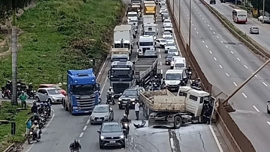 Após acidente com carro e carreta que ficou em 'L', interdição na Fernão Dias passa de 4h
