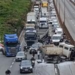 Após acidente com carro e carreta que ficou em 'L', interdição na Fernão Dias passa de 4h