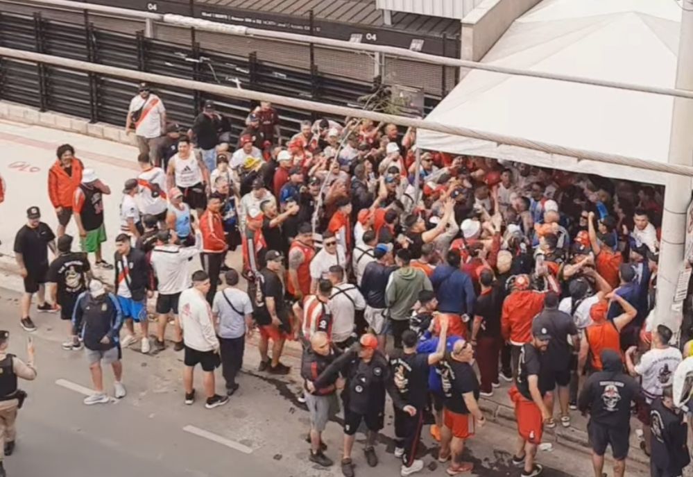 Torcedores do River se concentram na Arena MRV antes de duelo com Atlético; assista