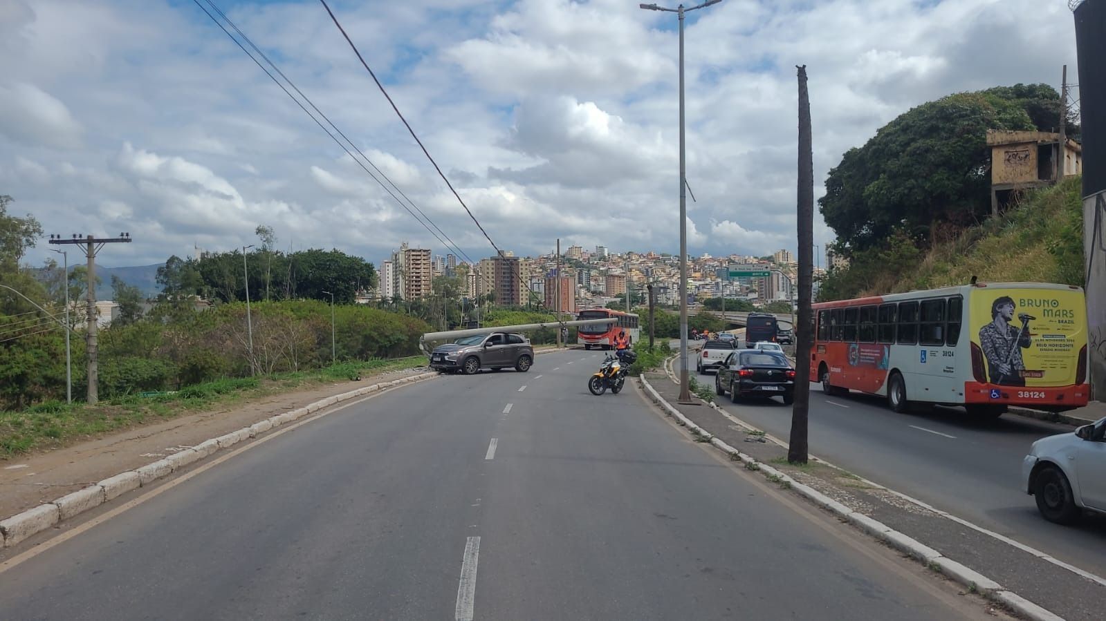 Carro bate em poste e interdita Avenida movimentada de Contagem, na Grande BH