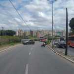 Carro bate em poste e interdita Avenida movimentada de Contagem, na Grande BH