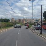 Carro bate em poste e interdita Avenida movimentada de Contagem, na Grande BH