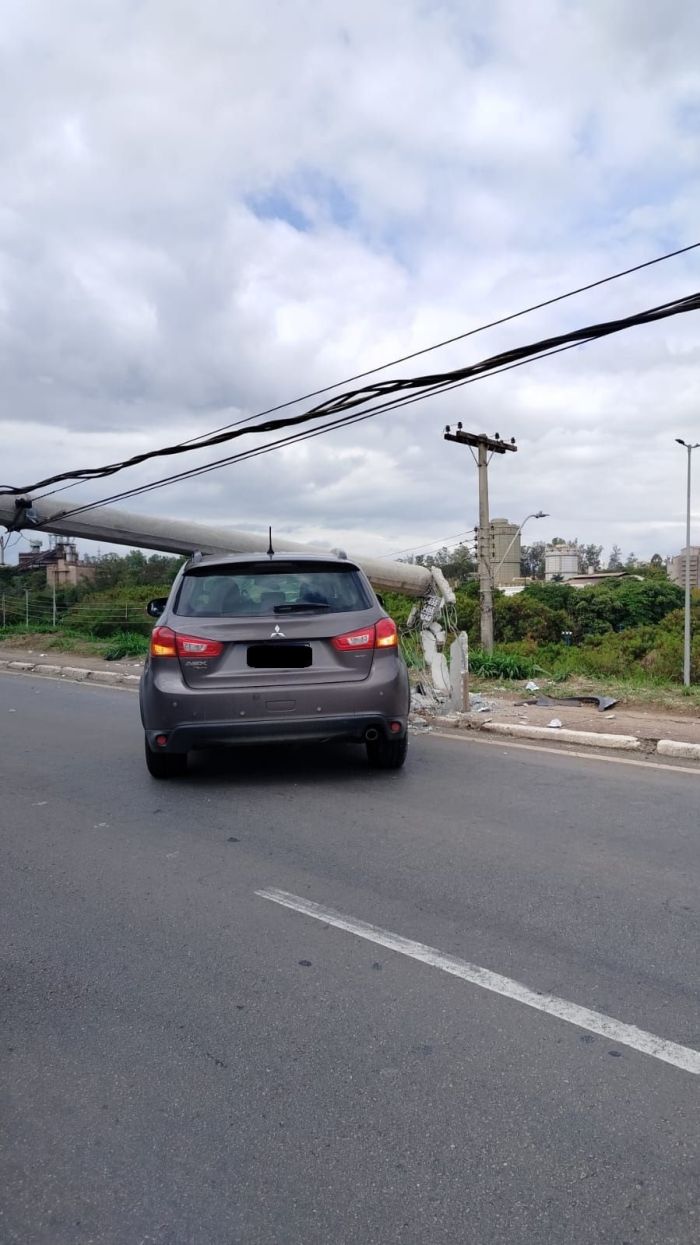 Carro bateu em poste em Contagem