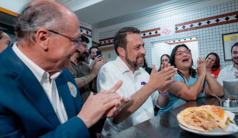 Boulos e Alckmin dividem sanduíche de pernil em estreia do vice-presidente em campanha do psolista