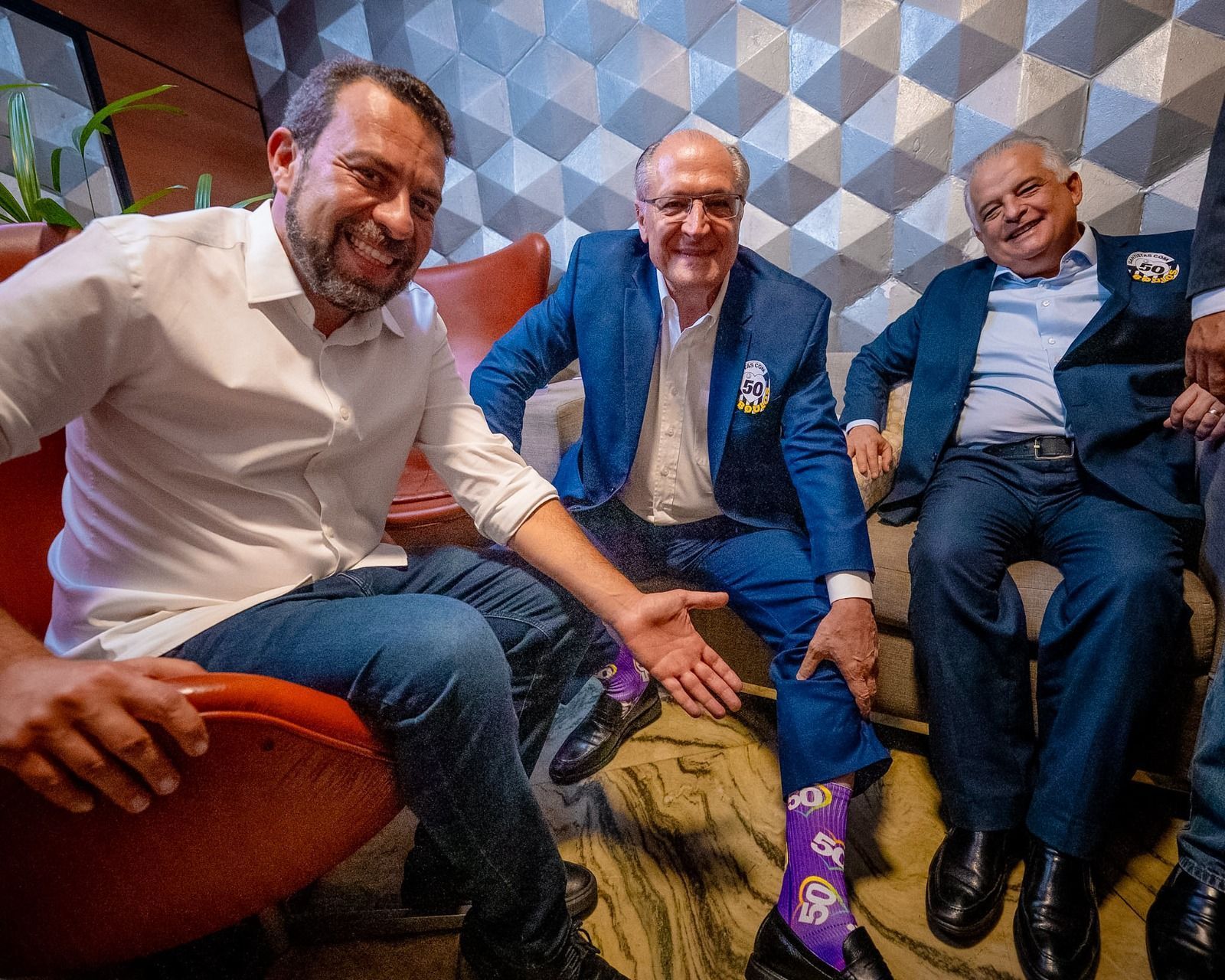 Alckmin embarca em campanha, veste meia de Boulos e critica gestão fiscal de Nunes