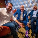 Alckmin embarca em campanha, veste meia de Boulos e critica gestão fiscal de Nunes
