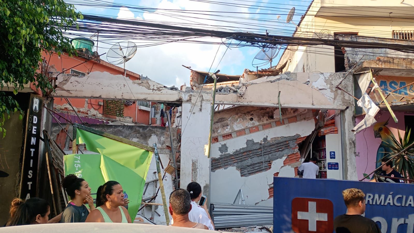 Casas são interditadas e passam por vistoria após desabamento de farmácia em Itapevi (SP)