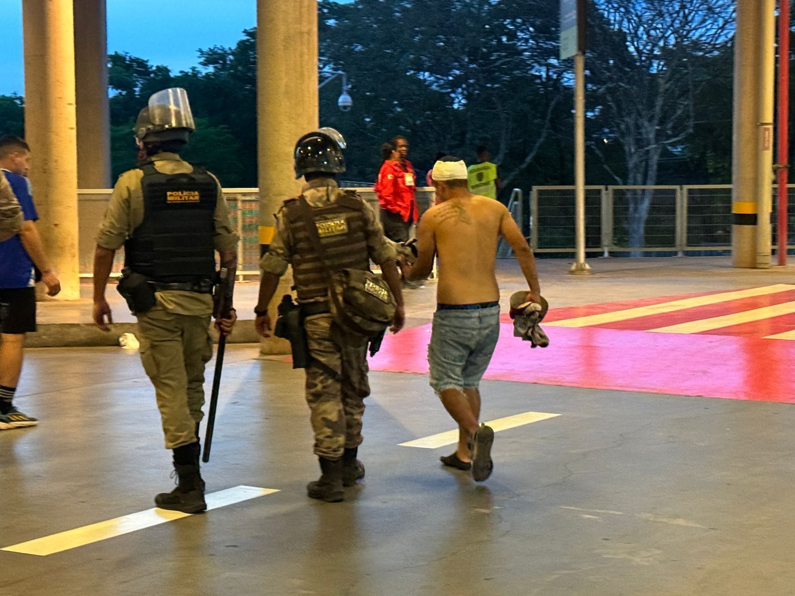 Torcedor do Lanús leva pedrada na cabeça após ataque a ônibus no Mineirão