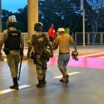 Torcedor do Lanús leva pedrada na cabeça após ataque a ônibus no Mineirão