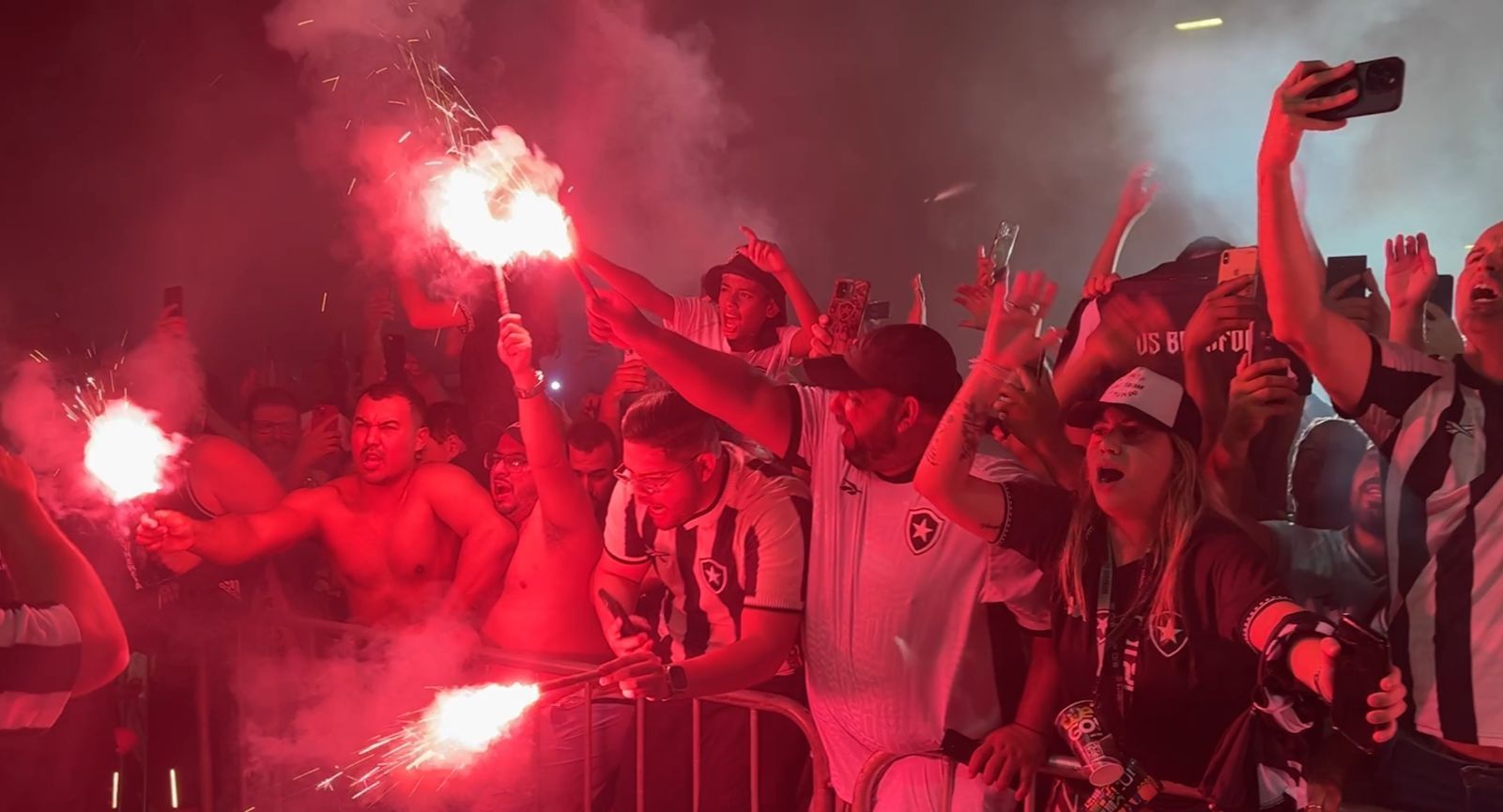 Botafogo x Peñarol: Polícia revista até sapatos e torcida faz 'rua de fogo'