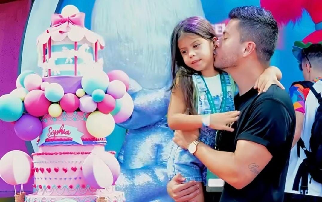 Após polêmica com Maíra Cardi, Arthur Aguiar organiza festão para a filha