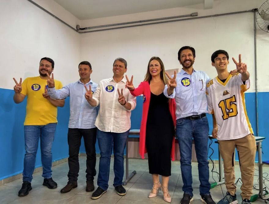 Candidato à reeleição, Ricardo Nunes, vota na zona sul