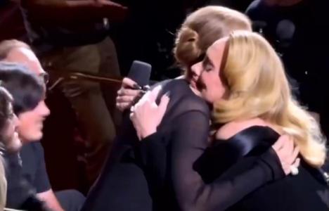Adele abraça Celine Dion em show