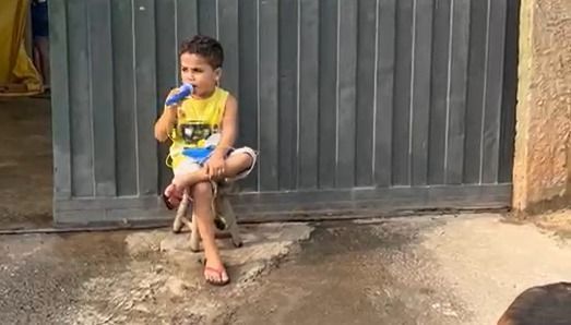 'Comidinhas gostosas', menino de cinco anos encanta web ao anunciar marmitas vendidas pela tia