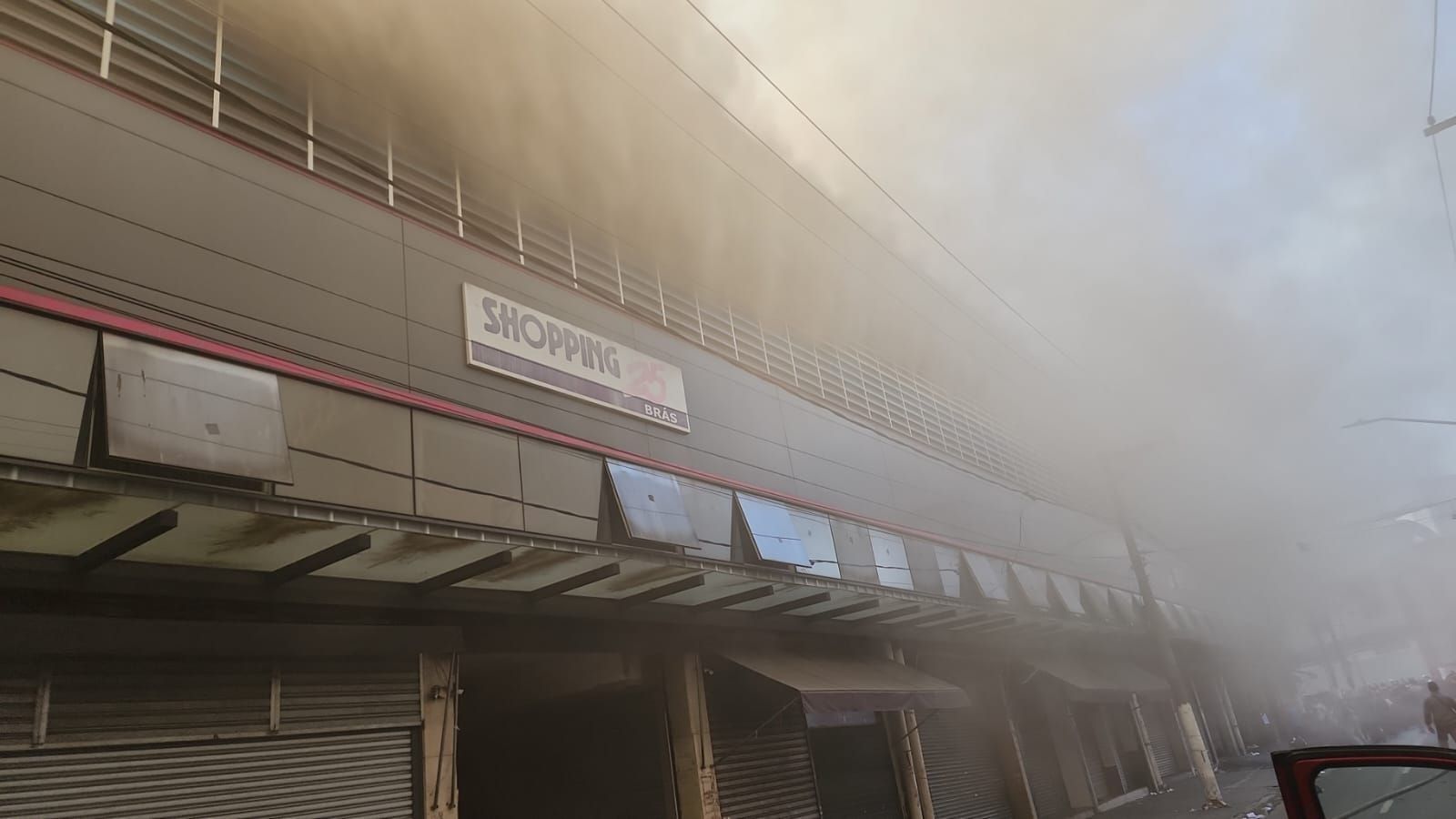 Incêndio atinge shopping no Brás, em São Paulo, nesta quarta-feira (30); veja vídeo